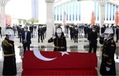 Şehit Jandarma Uzman Çavuş Yılmaz Güneş son yolculuğuna uğurlandı Şehit Jandarma Uzman Çavuş Yılmaz Güneş son yolculuğuna uğurlandı