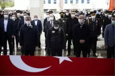 Şehit Jandarma Uzman Çavuş Yılmaz Güneş son yolculuğuna uğurlandı Şehit Jandarma Uzman Çavuş Yılmaz Güneş son yolculuğuna uğurlandı