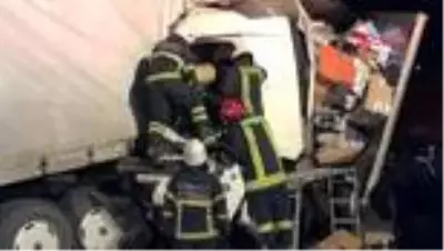 TEM'de kargo yüklü iki kamyon çarpıştı: 1 yaralı TEM'de kargo yüklü iki kamyon çarpıştı: 1 yaralı