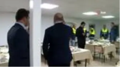 Ulaştırma Bakanı Karaismailoğlu, Kuzey Marmara Otoyolu'nda işçilerle iftar yaptı Ulaştırma Bakanı Karaismailoğlu, Kuzey Marmara Otoyolu'nda işçilerle iftar yaptı