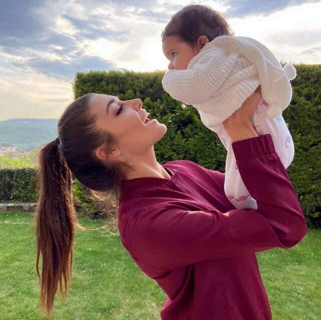 Ünlü oyuncu Hande Erçel, yeğeni Aylin Mavi ile pozlarını paylaştı Ünlü oyuncu Hande Erçel, yeğeni Aylin Mavi ile pozlarını paylaştı