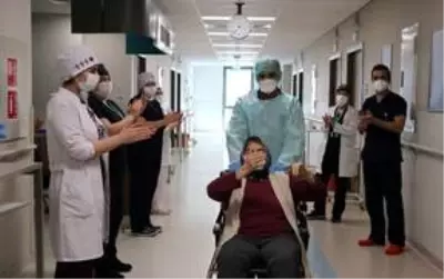 Adana'da Kovid-19 tedavisi tamamlanan iki kişi alkışlarla taburcu edildi