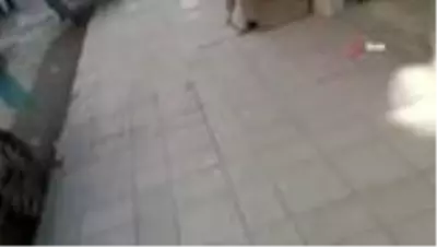 Ağrı'da zabıta ve seyyar satıcılar arasında kavga çıktı Ağrı'da zabıta ve seyyar satıcılar arasında kavga çıktı