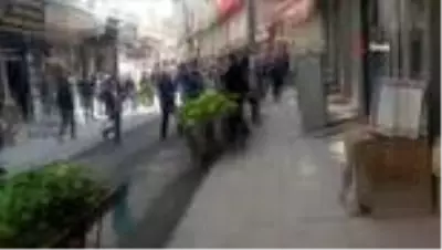 Ağrı'da zabıta ve seyyar satıcılar arasında kavga çıktı Ağrı'da zabıta ve seyyar satıcılar arasında kavga çıktı