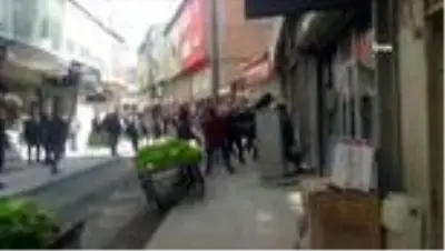 Ağrı'da zabıta ve seyyar satıcılar arasında kavga çıktı Ağrı'da zabıta ve seyyar satıcılar arasında kavga çıktı