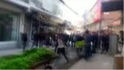 Ağrı'da zabıta ve seyyar satıcılar arasında kavga çıktı Ağrı'da zabıta ve seyyar satıcılar arasında kavga çıktı