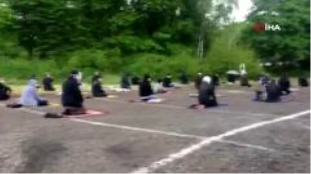 Almanya'da cuma namazı sokakta kılındı