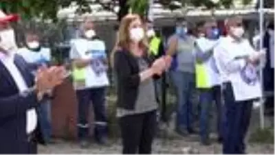 Balçova’da fırça saplarıyla sosyal mesafeli 1 Mayıs halayı