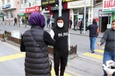 Belediye Başkanı Rasim Arı'nın eşi Melek Arı, vatandaşlara maske dağıttı Belediye Başkanı Rasim Arı'nın eşi Melek Arı, vatandaşlara maske dağıttı