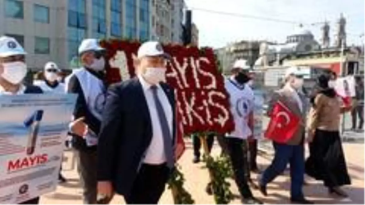 Birleşik Kamu İş Konfederasyonu Taksim'e çelenk bıraktı