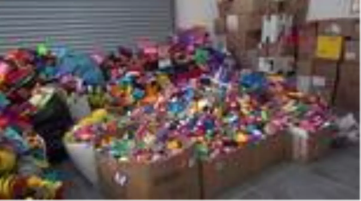 Eski oyuncakları onarıp, çocuklara umut oluyor