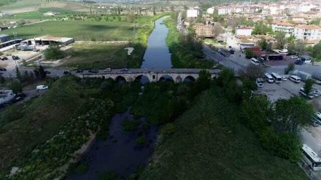 Fabrikalar üretime ara verince 20 yıldır kirli akan Lüleburgaz Deresi temizlendi, balıklar geri döndü.