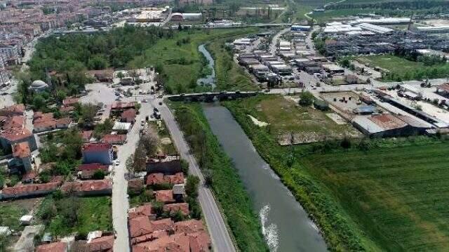 Fabrikalar üretime ara verince 20 yıldır kirli akan Lüleburgaz Deresi temizlendi, balıklar geri döndü.