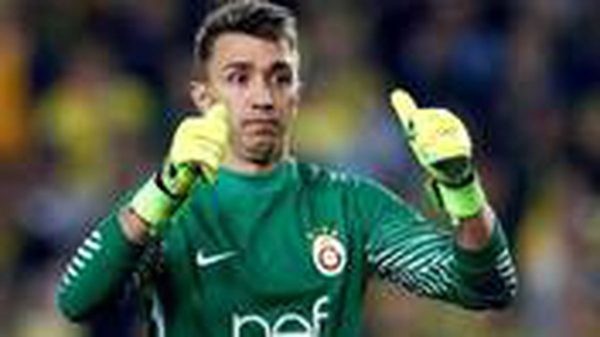 Galatasaray'ın Uruguaylı kalecisi Fernando Muslera maaş indirimine gitti
