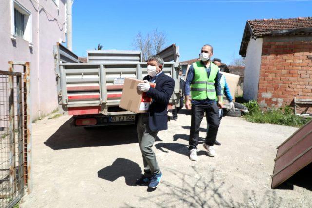 İlçede her eve Ramazan kolisi dağıtan belediye başkanı, şimdi de tüm hanelere patates ve soğan yardımı yapıyor