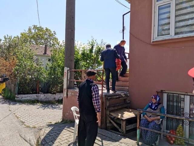 İlçede her eve Ramazan kolisi dağıtan belediye başkanı, şimdi de tüm hanelere patates ve soğan yardımı yapıyor.