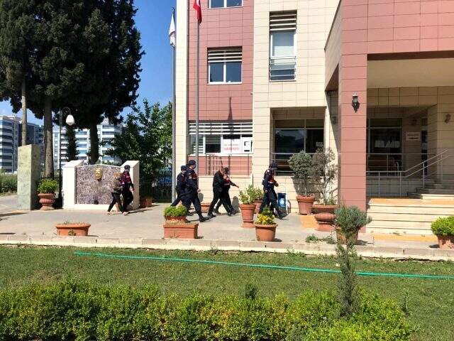 İzmir'de dehşet! Ev sahibinin ellerini ve ayaklarını bağlayıp hırsızlık yaptılar