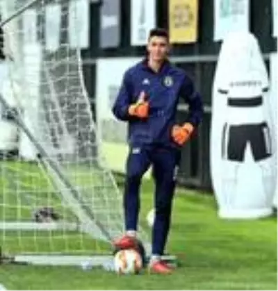 Karantinada 1 haftasını dolduran Fenerbahçe'nin kalecisi Berke Özer gün sayıyor (YENİDEN) Karantinada 1 haftasını dolduran Fenerbahçe'nin kalecisi Berke Özer gün sayıyor (YENİDEN)