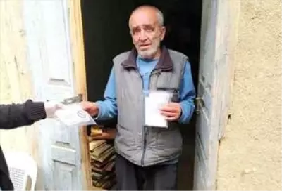 Keban'da 9 bin maske vatandaşlara ücretsiz dağıtılıyor Keban'da 9 bin maske vatandaşlara ücretsiz dağıtılıyor