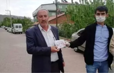 Keban'da 9 bin maske vatandaşlara ücretsiz dağıtılıyor Keban'da 9 bin maske vatandaşlara ücretsiz dağıtılıyor