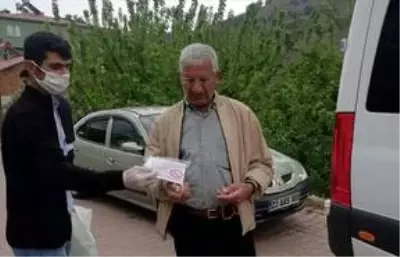 Keban'da 9 bin maske vatandaşlara ücretsiz dağıtılıyor Keban'da 9 bin maske vatandaşlara ücretsiz dağıtılıyor