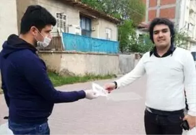 Keban'da 9 bin maske vatandaşlara ücretsiz dağıtılıyor Keban'da 9 bin maske vatandaşlara ücretsiz dağıtılıyor