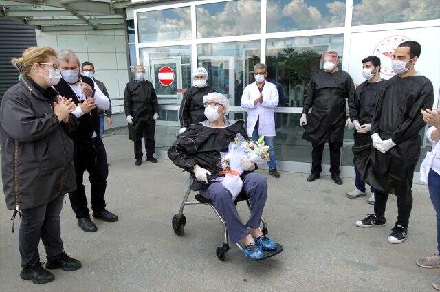 Koronavirüsü yenen Belediye Başkan Yardımcısı Mehmet Gider, alkışlarla taburcu oldu