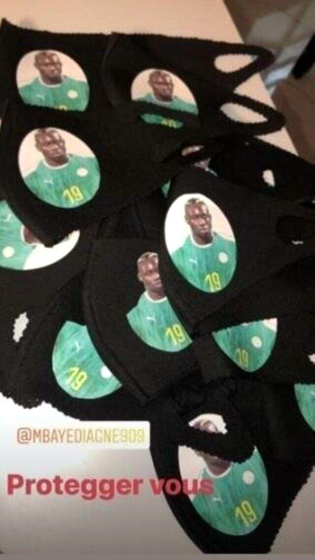 Mbaye Diagne, bağışladığı maskelerin üstüne kendi fotoğrafını bastırdı