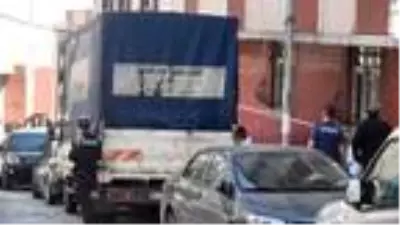 Nakliye işi yapan vatandaş, kamyonet kasasında kendini astı Nakliye işi yapan vatandaş, kamyonet kasasında kendini astı