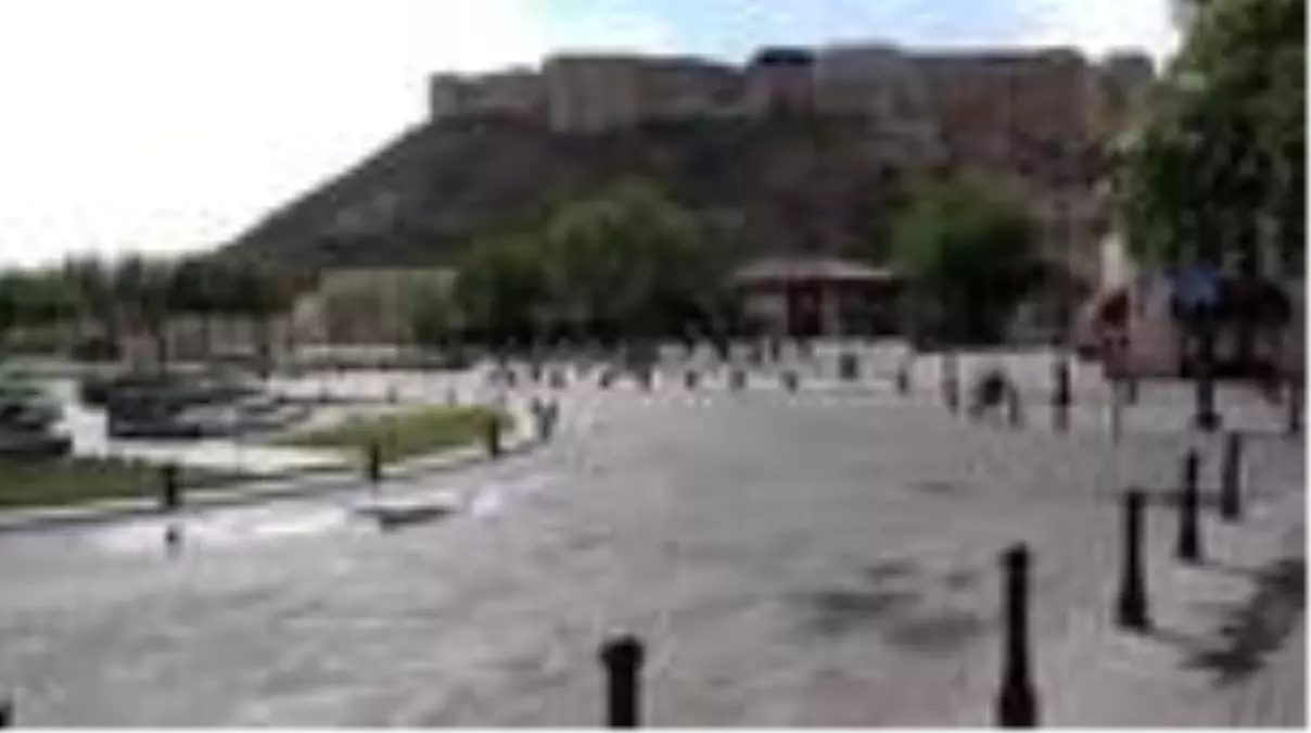 Sokak ile caddeler boş kaldı