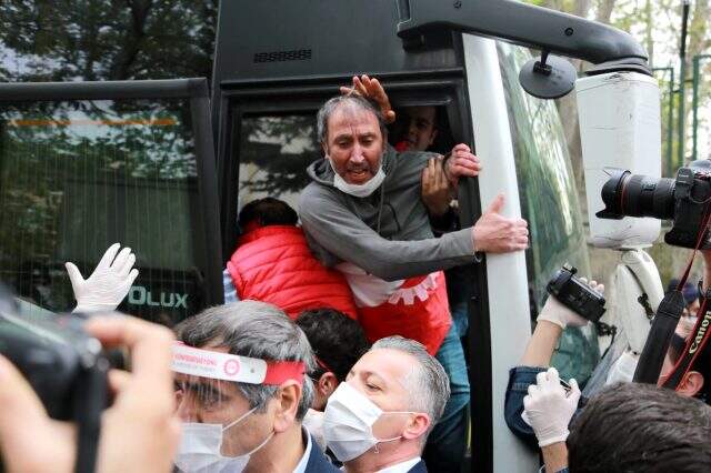 Son dakika: 1 Mayıs anısına çelenk bırakmak için Taksim'e çıkmak isteyen 15 kişi gözaltına alındı
