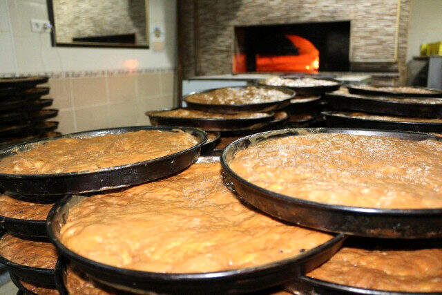 Tahinli pide nedir? Tahinli pide nasıl yapılır? Tahinli pide malzemeleri neler? Tahinli pide yapılışı nasıldır?