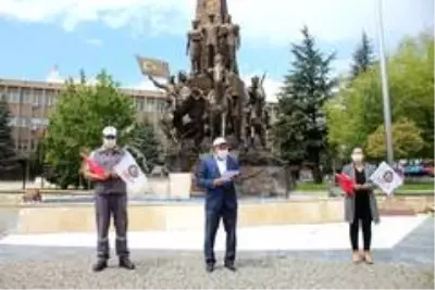 Uşak'ta sosyal mesafeli 1 Mayıs kutlaması