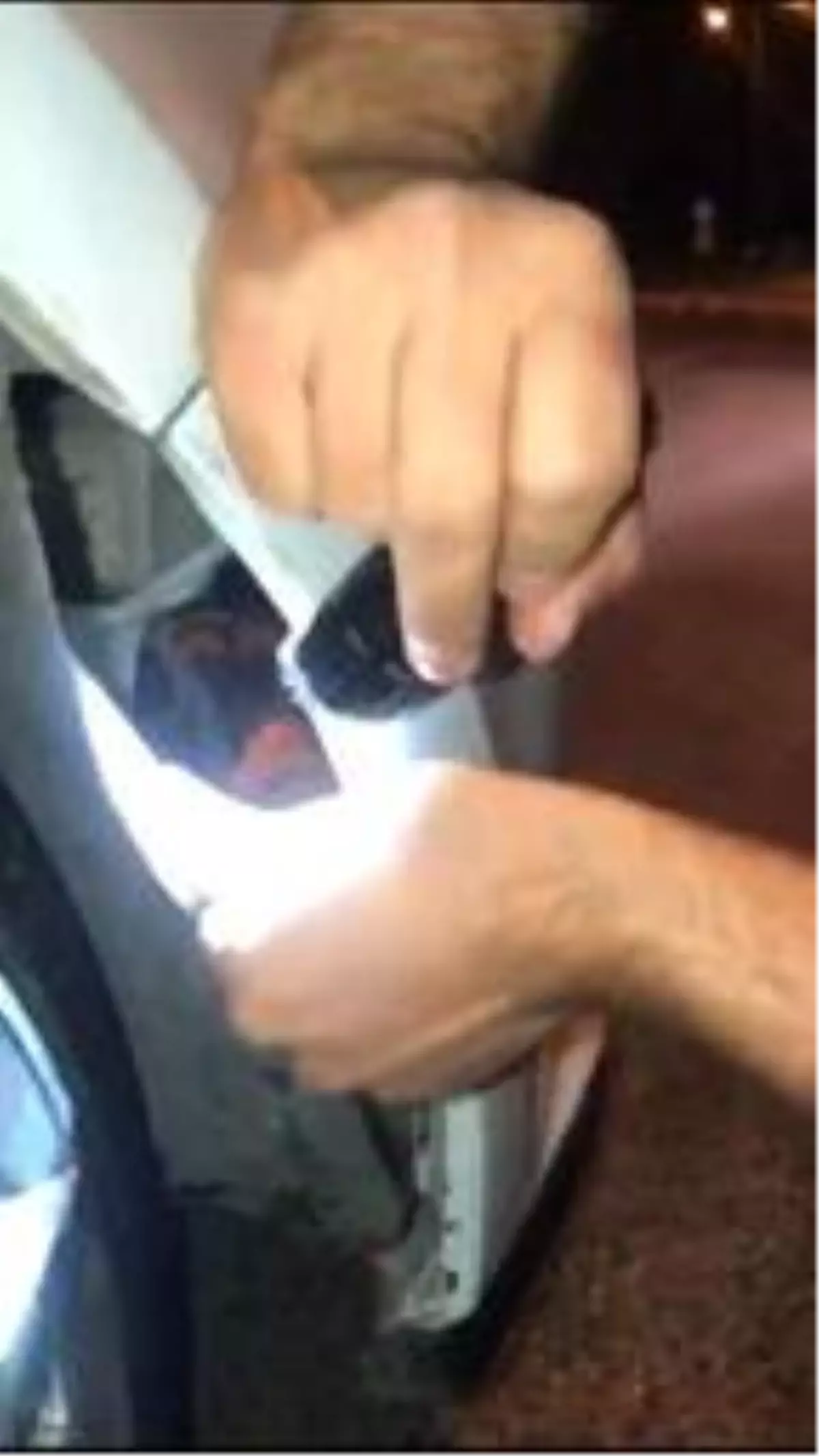 Uyuşturucuyu aracın çamurluğuna saklamışlar