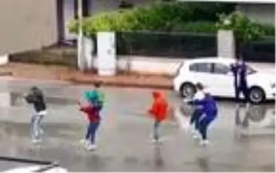 Yasağa rağmen sokakta dans ettiler Yasağa rağmen sokakta dans ettiler
