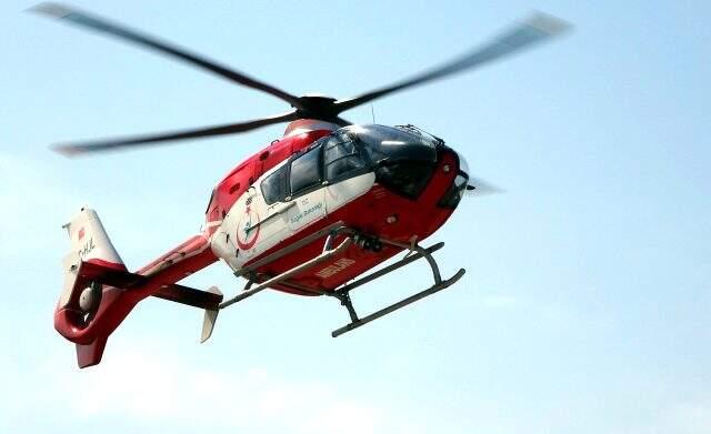 Acil hasta için tarlaya inmek isteyen ambulans helikoptere tarla sahipleri izin vermedi Acil hasta için tarlaya inmek isteyen ambulans helikoptere tarla sahipleri izin vermedi