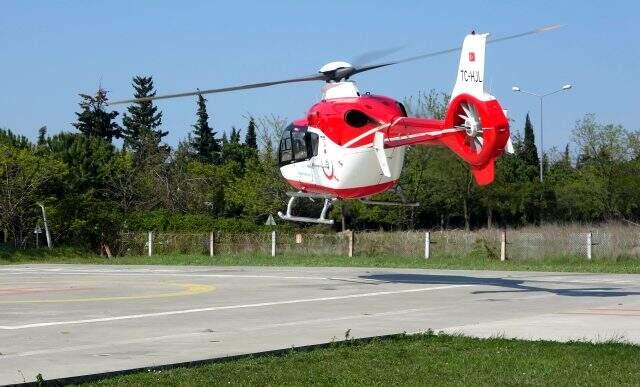 Acil hasta için tarlaya inmek isteyen ambulans helikoptere tarla sahipleri izin vermedi Acil hasta için tarlaya inmek isteyen ambulans helikoptere tarla sahipleri izin vermedi