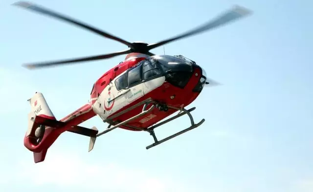 Acil hasta için tarlaya inmek isteyen ambulans helikoptere tarla sahipleri izin vermedi Acil hasta için tarlaya inmek isteyen ambulans helikoptere tarla sahipleri izin vermedi