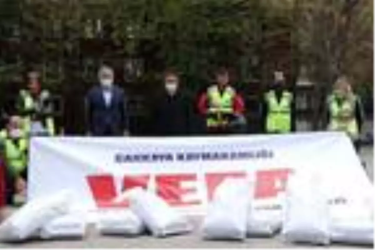 Ankara'da Vefa Sosyal Destek Grubu, yaşlılara gıda paketi dağıttı