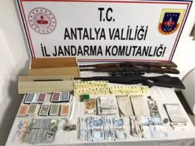 Antalya'da otelde kumar oynayan ve oynatan 11 kişiye 160 bin lira ceza Antalya'da otelde kumar oynayan ve oynatan 11 kişiye 160 bin lira ceza