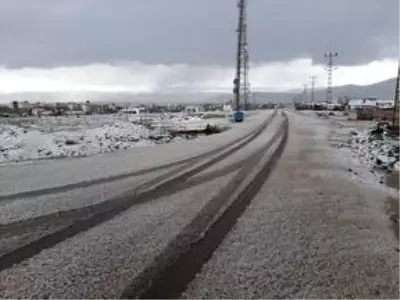 Ardahan'a yağan dolu, kenti bembeyaz yaptı Ardahan'a yağan dolu, kenti bembeyaz yaptı