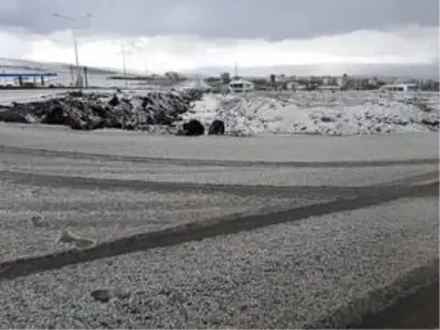Ardahan'a yağan dolu, kenti bembeyaz yaptı Ardahan'a yağan dolu, kenti bembeyaz yaptı