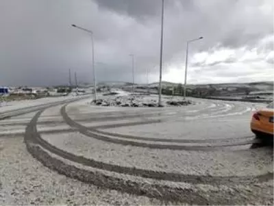Ardahan'a yağan dolu, kenti bembeyaz yaptı Ardahan'a yağan dolu, kenti bembeyaz yaptı