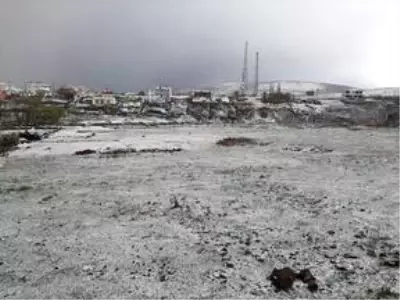 Ardahan'a yağan dolu, kenti bembeyaz yaptı Ardahan'a yağan dolu, kenti bembeyaz yaptı