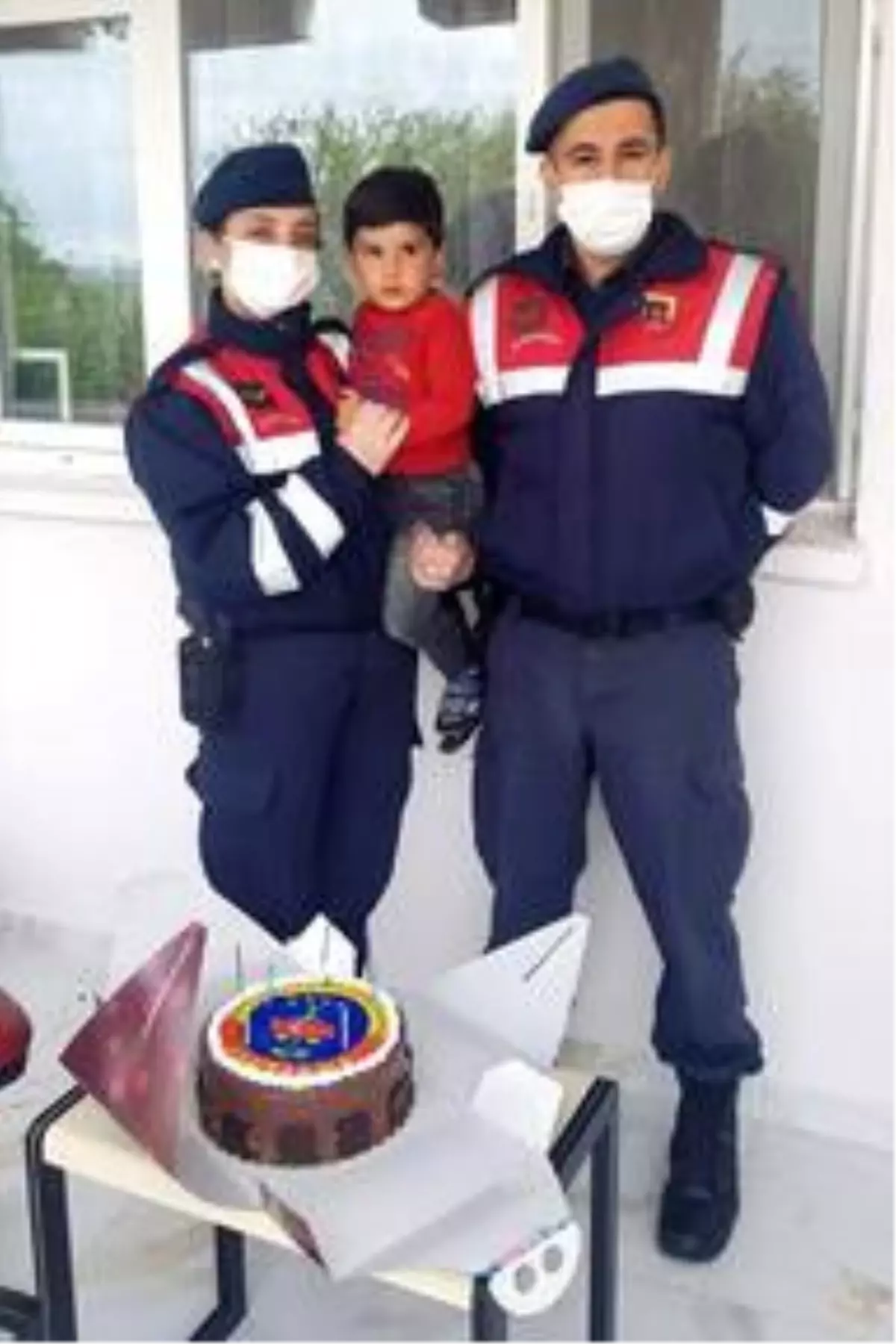 Babaanne talep etti, jandarma torununa sürpriz doğum günü hazırladı