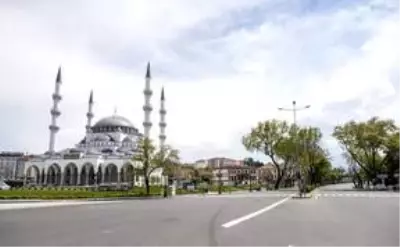 Başkentliler sokağa çıkma kısıtlamasının ikinci gününde de evlerinde kalmaya özen gösterdi