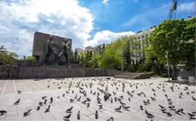 Başkentliler sokağa çıkma kısıtlamasının ikinci gününde de evlerinde kalmaya özen gösterdi