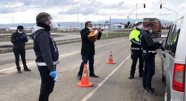 Halk Ozanı Arif Gülcani, nöbet tutan polislere saz çalıp şarkı söyleyerek teşekkür etti