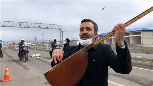 Halk Ozanı Arif Gülcani, nöbet tutan polislere saz çalıp şarkı söyleyerek teşekkür etti.