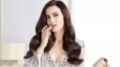 Instagram hesabından fotoğrafını paylaşan Fahriye Evcen’e beğeni yağdı